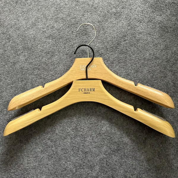 Plastic Hangers With Notches (2)